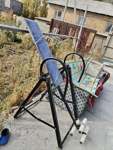 купить спортивный валик для спины: Инверсионный стол с черной металлической рамой и мягкой спинкой — 3