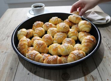 Идеально выпеченные мини-круассаны с золотистой корочкой, посыпанные