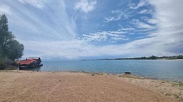 часовые квартиры бишкек: Коттедж, Дом у Озера Чолпон-Ата, Парковка, стоянка, Охраняемая территория, Закрытый пляж — 9