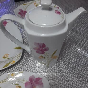 посуда кастрюли: Продаю сервис ра 8 персон. 3 вида тарелок. 8 кружек. Глубокая большая — 2