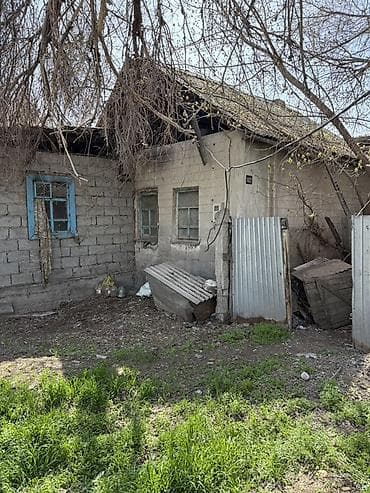 хоз постройки: Дом расположены в селе военно Антоновка по улице Ленина участок 8 .83 — 3