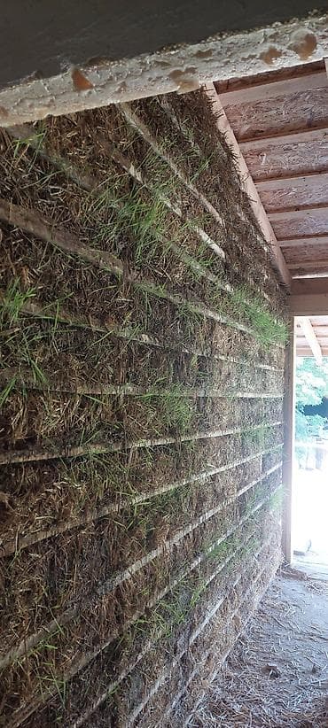 Отопление: Стена дома, частично утепленная тюками соломы, закрепленными — 3