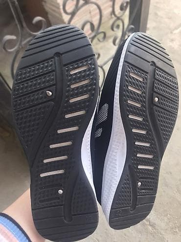 обувь для зала: НОВЫЕ Кроссовки спортивные, черные - Размер: 42 (маркировка на — 3