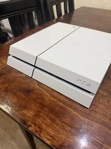 черные часы: Игровая приставка Sony PlayStation 4 (белая) Комплектация: - Консоль — 3