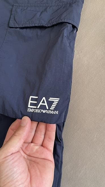 шым мужской: EA7 Emporio Armani брюки-карго, темно‑синие. - Модель — 2