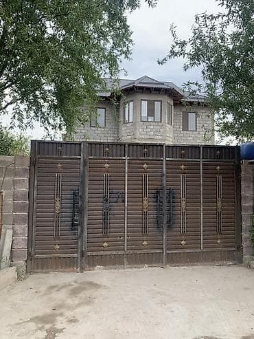 сокулук кун туу: Двухэтажный кирпичный дом с мансардным силуэтом и эркером. Основные — 2