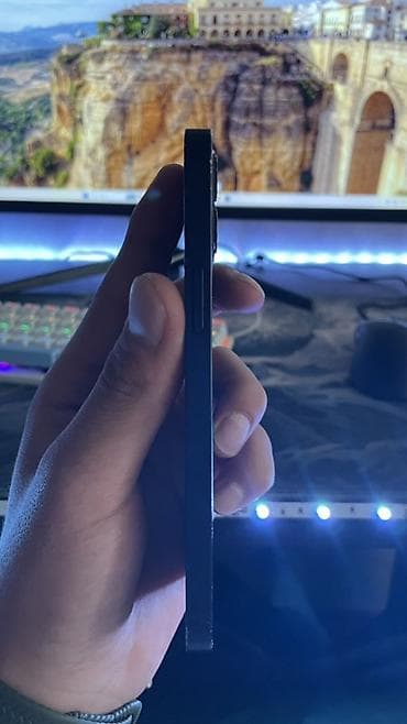 IPhone 12, - Цвет: чёрный - Память: встроенная (на фото системная — 4