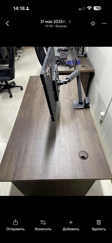 продаю стол офисный: Письменный/офисный стол из ЛДСП в цвете темный дуб. Особенности: - — 3