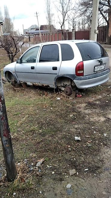 цлс банан: Opel Corsa B, 5‑дверный хэтчбек, серебристый цвет. Российские номера — 1