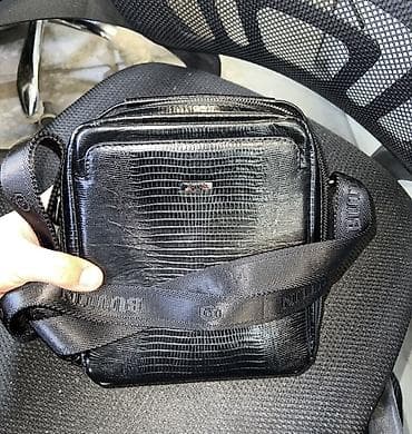 Другие комплектующие: Сумка через плечо, компактная, черного цвета, под фактуру крокодила — 2