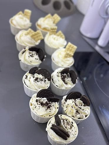 блоки грибы: Нежный меренговый рулет, украшенный свежими ягодами и листиками мяты — 3