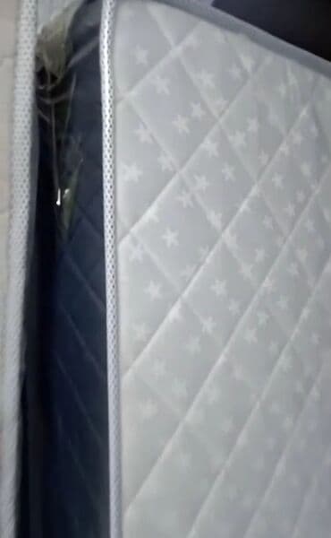 матрасы на кровать: Матрас с современным дизайном, сочетающим в себе серые, белые и жёлтые — 4