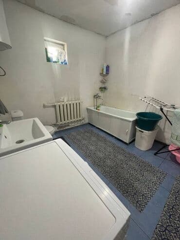 продаю дом дордой2: 📍 ул. Набережная 🔘3-комнатная 🔘Этажи 2 🔘90м² Продаётся современный — 9