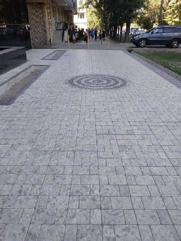 Брусчатка, тротуарная плитка под белый мрамор, камень, дерево. В