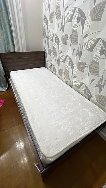 bunk bed: Кровать с матрасом, нужно обновить фанеру и заменить или починить одну — 3