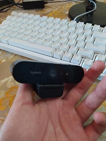 Веб-камера Logitech черного цвета с матовым покрытием, оснащенная