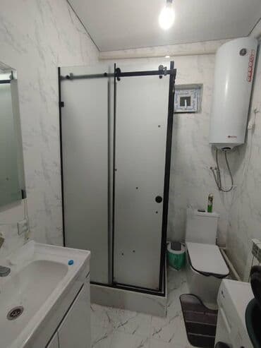 терезелер бу: Душевая зона со стеклянными перегородками и распашной дверью. - — 2