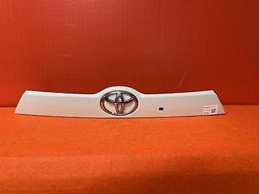 4runner 2017: Накладка на крышку багажника Toyota (задняя декоративная планка с — 1