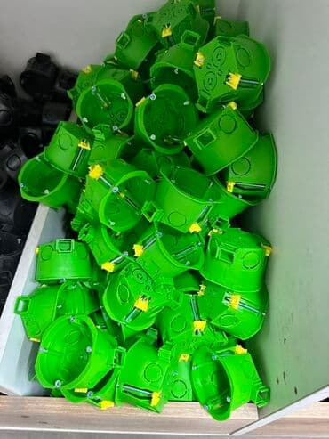 шкаф для хлеба: Пластиковые круглые подрозетники зеленого цвета. Имеют отверстия для — 1