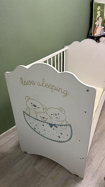 Детская кроватка с бортиками, белая, с милым рисунком трех медвежат и at lalafo.kg Детская кроватка с бортиками, белая, с милым рисунком трех медвежат и