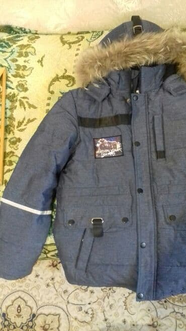 куртка подростковая зимняя: Продаю зимний пуховик на подростка. Рост 164 см. Капюшон съёмный, с — 2