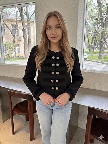 куртки военный: Женский укороченный жакет в милитари-стиле - Фасон: прямой кроп-жакет — 3