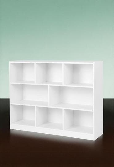 Белый стеллаж с открытыми секциями для хранения и организации