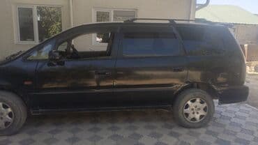 бампер передний форд фокус 1: Просторный чёрный минивэн/универсал с 5 дверями и тонированными — 1