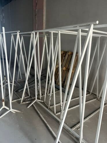 пристенное оборудование для магазина одежды: Металлическая конструкция белого цвета, состоящая из нескольких — 1