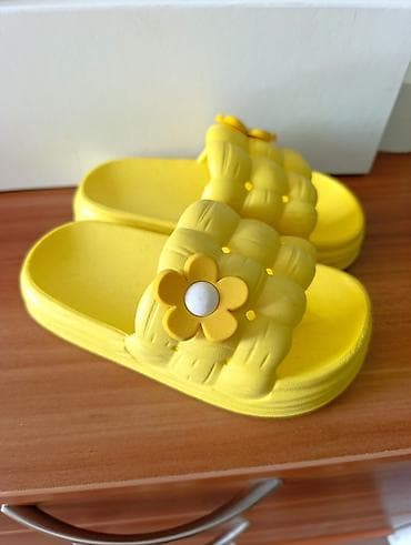 белые шлепки: Яркие детские шлёпанцы-желтые сланцы с декоративной ромашкой. - — 1