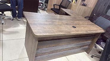 стол офисный угловой: Офисный стол, Нерегулируемый, цвет - Коричневый, Угловой, ЛДСП — 1