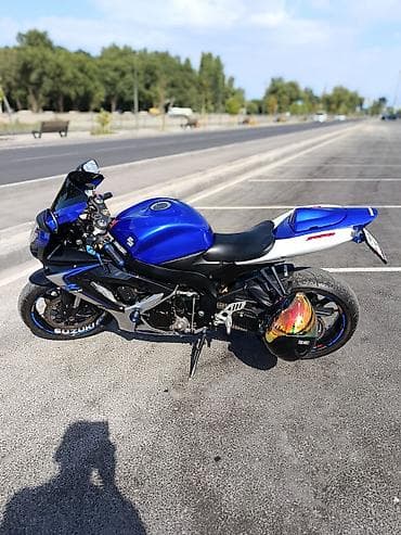 suzuki intruder: Спортивный мотоцикл Suzuki GSX‑R синего цвета. Особенности и — 4