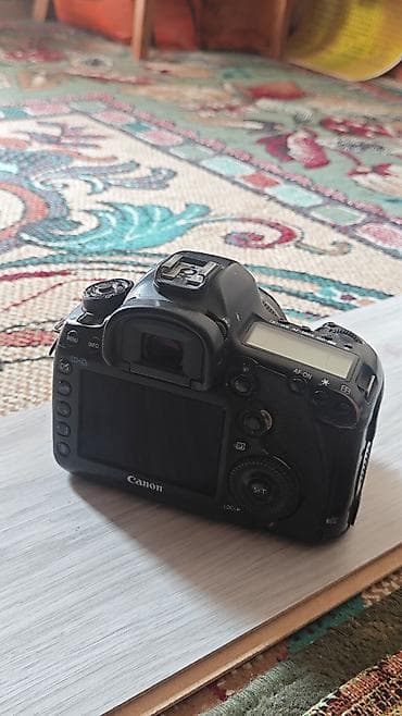 canon 800d: Полнокадровая зеркальная камера Canon EOS 5D Mark III с объективом — 2