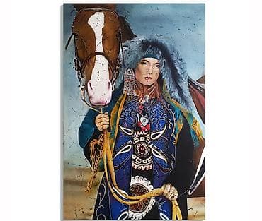 Молодая женщина с лошадью, в трационной кыргызской одежде. Картина от