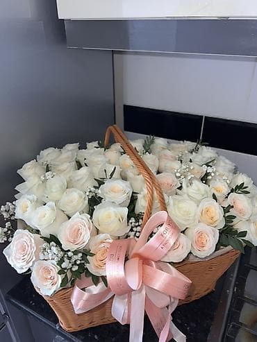 букет цветов и шоколад: Корзина с розами и гипсофилой — 1