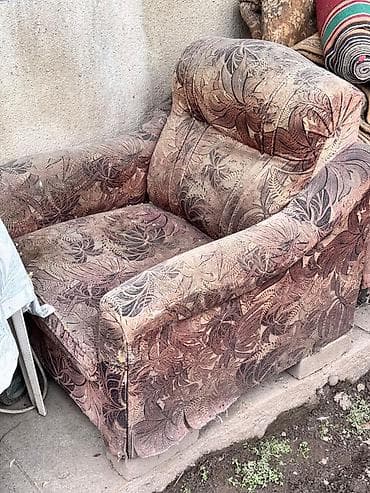 Полки, стеллажи: БЕСПЛАТНО 3 кресла . Кресла в хорошем состоянии не продавленные — 1