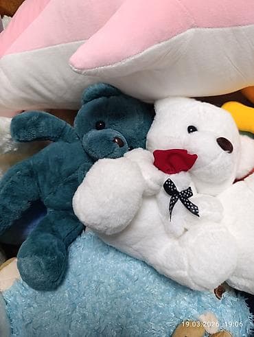 ребенка: Плюшевые игрушки — медведь в вязаном свитере и ассортимент мягких — 3