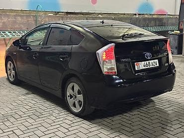 таёт: Toyota Prius: 2011 г., 1.8 л, Вариатор, Гибрид, Хэтчбэк — 3