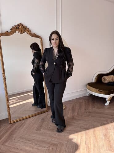 Плащи: Продаю абсолютно новый костюм двойка: пиджак + брюки / юбка (уточни — 4