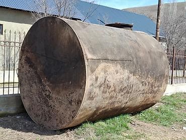 Металлическая горизонтальная емкость (цилиндрическая бочка) большого