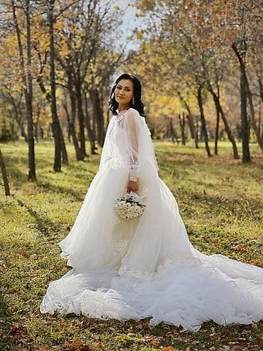 аппликатор: Свадебное платье белого цвета с пышной юбкой и длинным шлейфом — 4