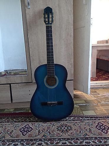 Классическая акустическая гитара 4/4, корпус полноразмерный. Цвет —