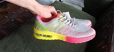 летние кроссовки: Продаю кроссовки лёгкие летние. Розовые с жёлтым 39 размер, фиолетовые — 9
