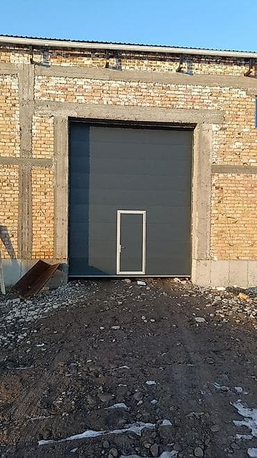 Сейфы: Секционные и рулонные ворота под проем с интегрированной калиткой - — 1