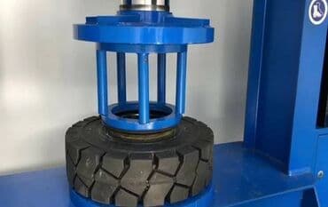 оборудование для шиномонтажа: Шиномонтаж погрузчика опрессовка цельнолитых шин, прессовка шин Таких — 2