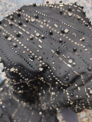 праздничные платья больших размеров для полных женщин: Вечернее черное платье в пол - Фасон: свободный, с акцентом на линию — 4