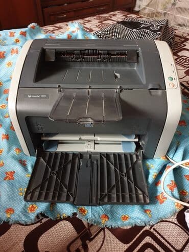 нерабочий принтер: Продаю ч/б принтер hp 1010. Нужно отремонтировать. Бумага идет а — 1