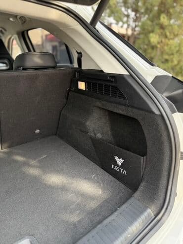 электронные мотоцикл: Электромобиль-кроссовер (компактный SUV), белый цвет кузова. Основные — 18