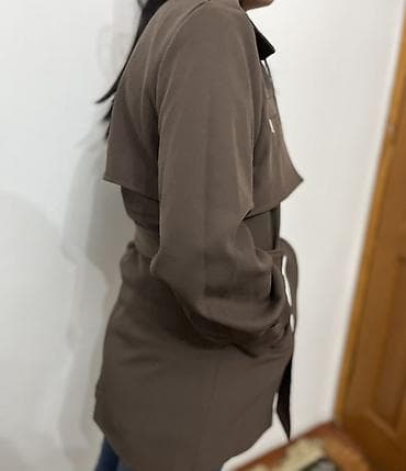 nike react: Женский короткий тренч цвета мокко - Классический двубортный крой с — 2