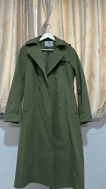 Двубортный тренч-плащ, цвет хаки/оливковый. Классический крой до икры